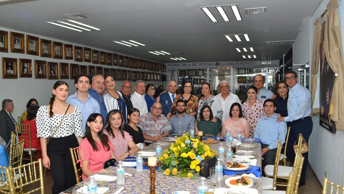 Los homenajeados Ana Maria y Erick Ernesto Bobadilla con sus amigos